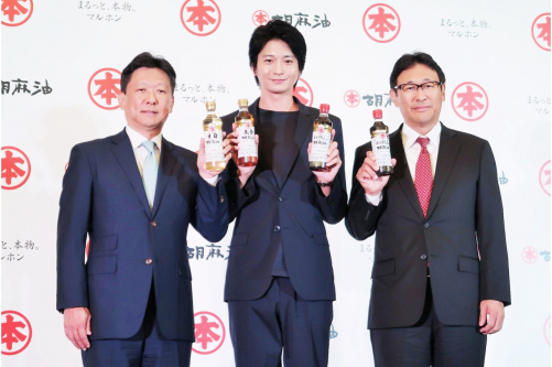 New Marketing Campaign for Takemoto Yushi&rsquo;s &ldquo;Maruhon Sesame Oil&rdquo; Features Actor Osamu Mukai